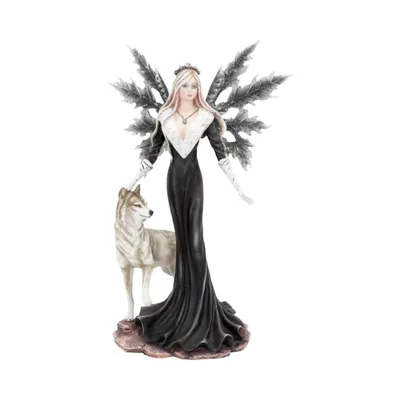 Fee im langen schwarzen Kleid mit weißen Kragen und weißen Handschuhen. Neben ihr steht ein Wolf.