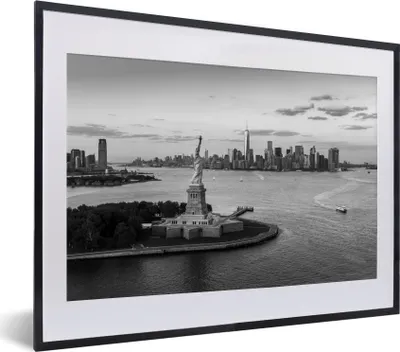 Produktbild von MuchoWow® MuchoWow® Gerahmtes Poster New York - Freiheitsstatue - Skyline - Schwarz - Weiß 40x30 cm - Poster mit zchwarzem Bilderrahmen - Bilderrahmen - Poster im Rahmen