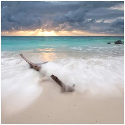 Produktbild von Wallario Möbeldesign -  Glasplatte, Schutzplatte mit Motiv - geeignet für Ikea Lack Tisch, Größe: 55 x 55 cm, Motiv: Wellen am Strand bei Sonnenuntergang