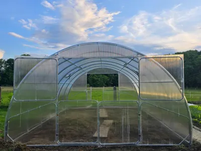 Image de Jardin Dream Polycarbonate Serre "Palace" 4x16m en acier, avec polycarbonate de 4mm. Avec de grandes portes doubles de chaque côté