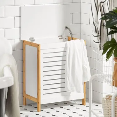 Immagine prodotto di Cestino per la biancheria in plastica con coperchio, di colore bianco, con dimensioni di 69x51x10 cm