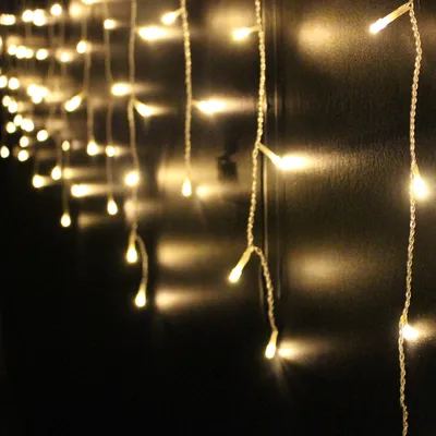 Produktbild von 5M Eisregen Lichterkette Außen Innen, Warmweiß  Lichtervorhang Weihnachtsbeleuchtung mit 216 LEDs, Stecker 8 Modi, Weihnachtsdeko für Fenster Party Garten Wohnzimmer
