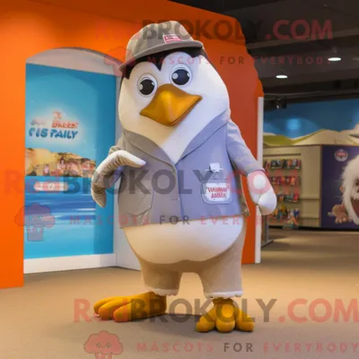 Produktbild von Maskottchencharakter REDBROKOLY eines beigen Pinguins mit Shorts und Halsketten