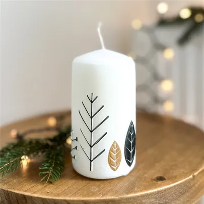 Obrázek produktu pro Bílá svíčka s dekorem lístečků