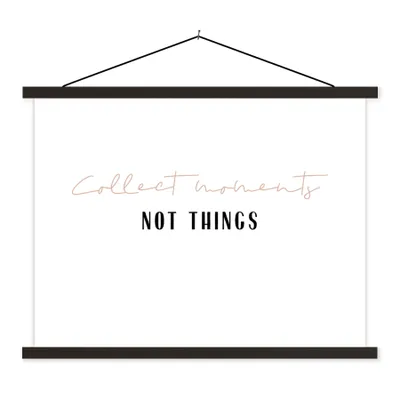 Produktbild von MuchoWow® Textilposter Text - Momente sammeln, nicht Dinge - Zitate 40x30 cm mit schwarzem Rahmen - Dekorationen