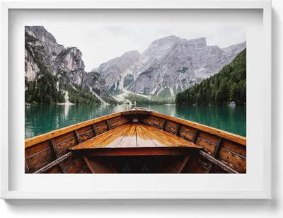Produktbild von Boot auf Bergsee– Wandbild mit Rahmen – Gerahmtes Bild  – Wanddekoration – 70x50 cm –  Schwarz Rahmen