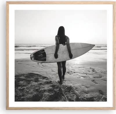 Produktbild von Gerahmtes Poster - Rahmen in heller Eiche - Frau Strand Surfen - 60x60 cm - Wand Bild - Wanddeko - Wandbilder - Kunstposter - Wandposter - Bilderrahmen - Bilder - Kunstdruck - P2NAC60x60-5036