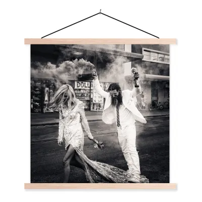 Produktbild von MuchoWow® Textilposter Las Vegas - Party - Ehepaar - Schwarz und weiß 40x40 cm mit holzfarbenen Rahmen - Posterleiste