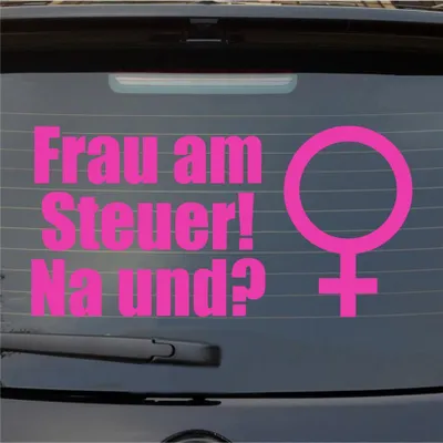 Produktbild von Heckscheibenaufkleber Frau am Steuer Na und? 55x27,5 cm Pink Auto Aufkleber Sticker