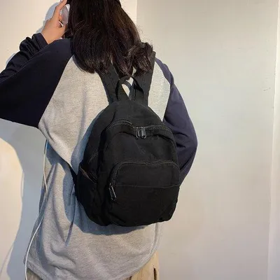 Produktbild von Ibenzoa® Canvas-Rucksack Damen – kompakter Stadtrucksack aus Canvas (26 x 12 x 32 cm), metallische Reißverschlüsse, 1 Frontfach, 2 Seitentaschen, verstellbare Träger