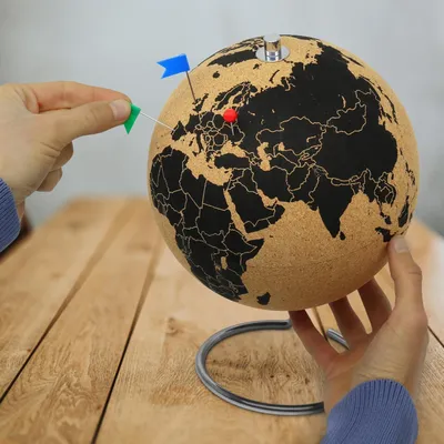 Zdjęcie produktu dla Obrotowy globus korkowy - prezent edukacyjny - 25 cm