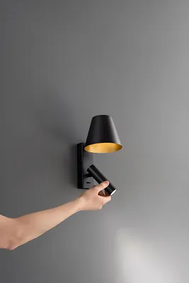 Imagen del producto de Lámpara de pared LED de 6W para dormitorio, fabricada en metal, con luz cálida (3000K), 480 lúmenes, regulable y con difusor. Marca: Perenz. Color: