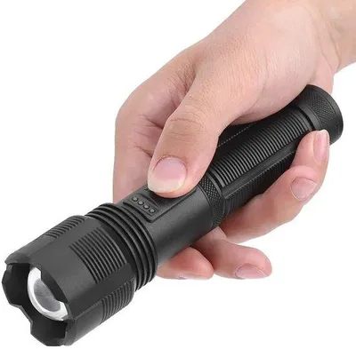 Immagine prodotto di Potente faro portatile da 800 lumen, torcia LED da 15 W ricaricabile tramite USB per uso esterno, portata 300-500 metri, 5 modalità.