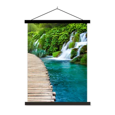 Produktbild von MuchoWow® Textilposter Brücke - Wasser - Pflanzen - Wasserfall - Grün 40x53 cm mit schwarzem Rahmen - Abbildung