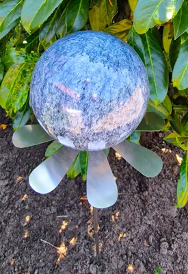 Produktbild von Blütenzauber Rotterdam Rosenkugel 15 cm Edelstahl blau Gartenstecker Deko mit Stab 80 cm