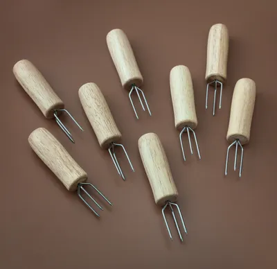 Produktbild von PRECORN 8 Stück Maiskolbenhalter Maisspieße Set mit Holzgriff für Grillen - Holz Mais Halter Holzgriff Corn Holder BBQ Zubehör - Ideal auch für Camping & Picknicks