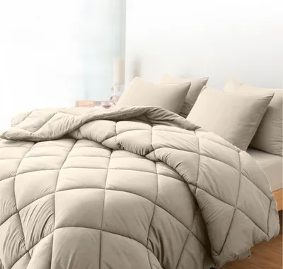 Produktbild von Sleep Comfy Deluxe 2-in-1 All Year Bettdecke 200x220 cm Sand - Bettdecke ohne Bezug mit 2 Kissenbezügen 60x70 cm, Atmungsaktiv & Allergikergeeignet