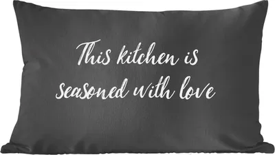 Produktbild von MuchoWow® Zierkissen Sofakissen Wohnzimmer Dekokissen 50x30 cm Sprichwörter - Kochen - Liebe - Zitate - Diese Küche ist mit Liebe gewürzt - Wohnzimmerdekoration - Polster mit Photo