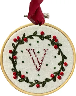 Produktbild von DIY-Stickset für personalisierte Weihnachtsornamente mit Initialen A–Z – Mini-Stickset für Anfänger V