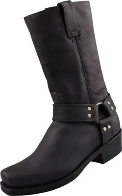 Das Bild zeigt einen schwarzen Stiefel der aus einem eleganten Material gefertigt ist. Der Stiefel ist von der Seite zu sehen und hebt seine schlichte Form hervor.