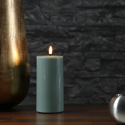 Zdjęcie produktu dla Świeca filarowa LED MIA - prawdziwy wosk - realistyczny płomień 3D - H: 15cm - D: 7.5cm - szałwiowa zieleń