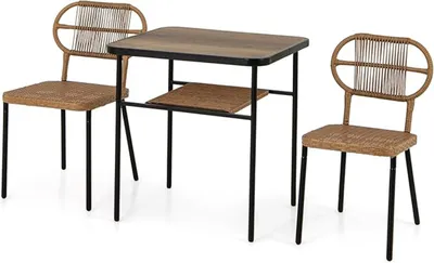Obrázek produktu pro GIANTEX 3dílná sada zahradního nábytku, stůl s deskou z imitace dřeva a úložným rámem, ratanové židle s nastavitelnými nohami, stohovatelné provedení