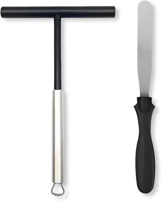 Imagen del producto de Juego de dos creperas, que incluye un dispensador de masa y una espátula, ideal para la cocina