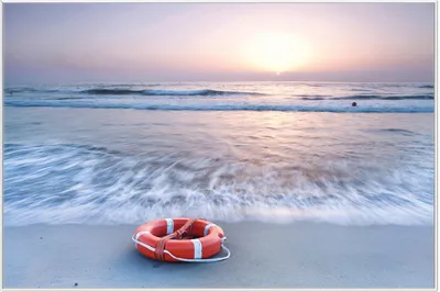 Produktbild von Wallario Wandbild Rettungsring am Strand bei Sonnenuntergang, Größe: 61 x 91,50 cm, Poster mit weißem Aluminiumrahmen
