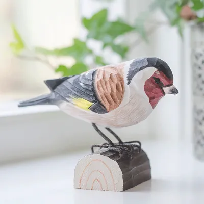 Produktbild von WILDLIFEGARDEN Wildlife Garden WG406 DecoBird Stieglitz - Handgeschnitzter Dekorative Vogel aus Holz - Kleine Europäische Vögel