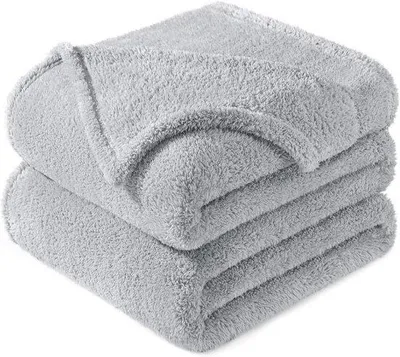 Produktbild von Famanu Fleece Decke Extra Weich – 220x240 cm – Lichtgrau