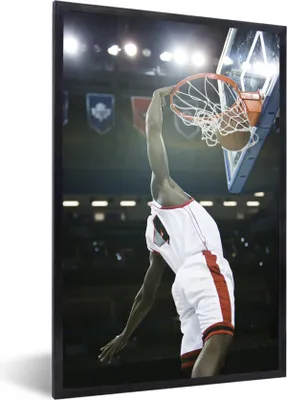 Produktbild von MuchoWow® Gerahmtes Poster Ein Basketballspieler wirft den Ball in den Korb 40x60 cm - Poster mit Schwarzem Bilderrahmen Wandposter Rahmen Foto Bilder - Papierdruck - Wandbilder