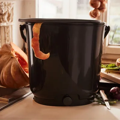 Produktbild von Skaza Bokashi Essential Biomülleimer Küche Set (2 x 15,3 Liter) + Base - Komposteimer Küche und Garten aus recyceltem Kunststoff - Starter Set + incl. 1 kg Fermentation Starter - Schwarz