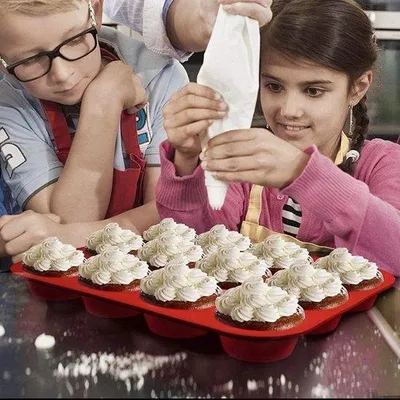 Zdjęcie produktu dla Silikonowa forma do muffinek na 12 sztuk, bez BPA, z powłoką nieprzywierającą, forma do muffinek, forma do babeczek, forma do brownie, forma do muffinek w kolorze czerwonym