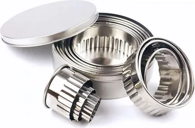 Produktbild von 12-teiliges Edelstahl-Ausstechformen-Set, rund mit geriffeltem Rand, abgestufte Ringgrößen für Kekse & Plätzchen