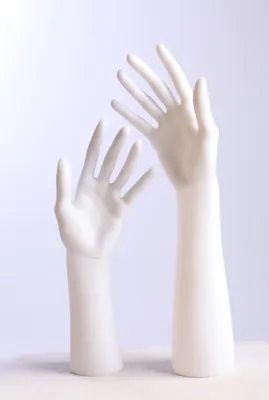 Immagine prodotto di D3/4 Mani decorative femminili bianche. Mani bianche vetrina chic moderno due