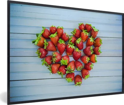 Produktbild von MuchoWow® MuchoWow® Gerahmtes Poster Erdbeerherz 90x60 cm - Poster mit zchwarzem Bilderrahmen - Fotorahmen - Foto-Plakat