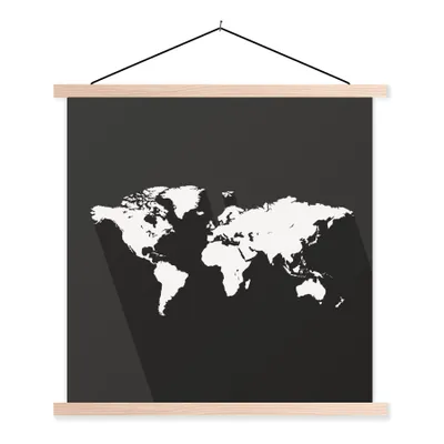 Produktbild von MuchoWow® Textilposter Weltkarte - Minimalismus - Schwarz und weiß 120x120 cm mit holzfarbenen Rahmen - Textil-Poster