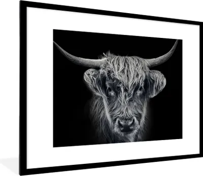 Produktbild von MuchoWow® Gerahmtes Poster Schottischer Highlander - Schwarz - Kuh - Tiere 80x60 cm - Poster mit Schwarzem Bilderrahmen Wandposter Rahmen Foto Bilder - Schlafzimmer-Dekorationen - Fotoposter