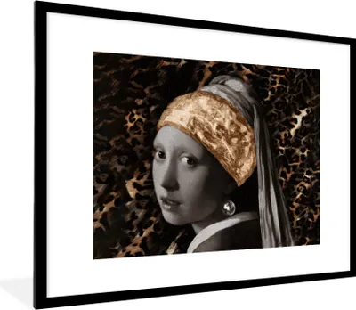 Produktbild von MuchoWow® Gerahmtes Poster Mädchen mit Perlenohrring - Gemälde - Pantherdruck 80x60 cm - Poster mit Schwarzem Bilderrahmen Wandposter Rahmen Foto Bilder - Schlafzimmer-Dekorationen - Fotoposter