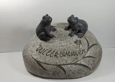 Produktbild von 2 Frösche auf Stein Garten Deko Tier Frosch Figur Artikel Skulptur Statue Blume