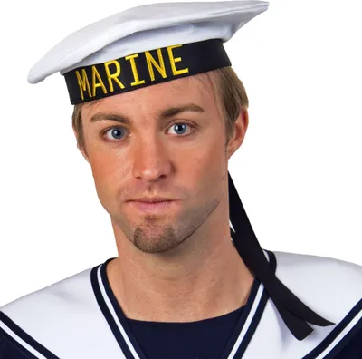 Weiße Seemannsmütze mit schwarzem Rand, schwarzen Bändern und gelber Aufschrift „Marine“, getragen zu einem klassischen Matrosenkostüm vor weißem Hintergrund.