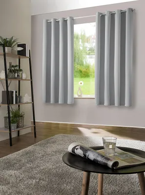 Produktbild von heimtexland ® Verdunklungsvorhang 1 Paar Verdunklungsgardinen Thermovorhänge Ösenschal  Silber HxB 145 x 135 cm