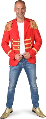 Mann trägt rotes Zirkus Kostüm Sakko mit goldenen Fransen und Knöpfen, kombiniert mit Jeans und goldenen Schuhen von Vorne.