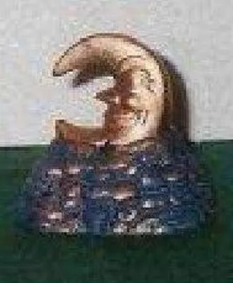 Eine Windlichtfigur in Form eines Mondes mit menschlichen Gesicht. Die Farbgebung gold/blau.