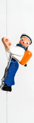 Productafbeelding van Houten speelgoed klimfiguur, matroos. Hoogte = 6,5 cm (klimtouw ongeveer 45 cm). Nieuw