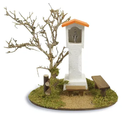 Wegmadonna mit Bank und Baum, weiß, 4,5 x 4,5 x 13 cm