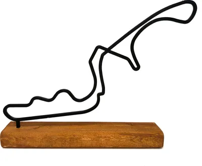 Zdjęcie produktu dla Model toru F1 Suzuka, statuetka toru Formuły 1, pomysł na prezent dla fana Formuły 1 Gwint toru F1 na drewnianej podstawie, dekoracja pokoju dla fana F1