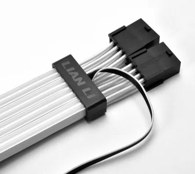 Produktbild von Lian Li Strimer Plus Triple 8-Pin 0,3 m LIAN LI Délka kabelu: 0,3 m, Konektor 1: PCI-E (8-pin), Konektor 2: PCI-E (8-pin)