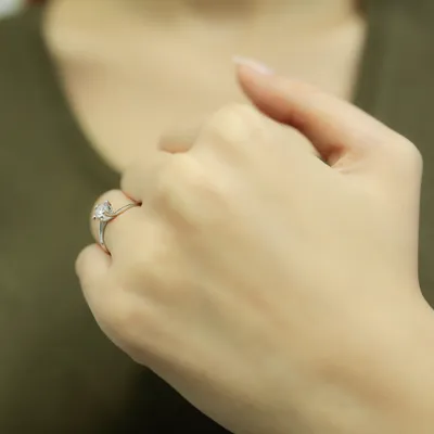 Immagine prodotto di anello con diamante solitario da 0,33 carati in oro bianco 14 carati