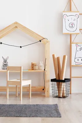 Produktbild von Holzkinderschrank aus Massiv-Eichenholz für Kleinkinder